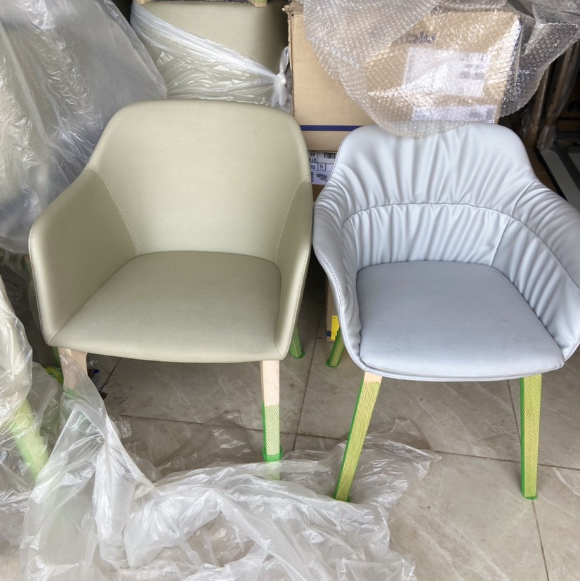 Chaise et table de bureau 