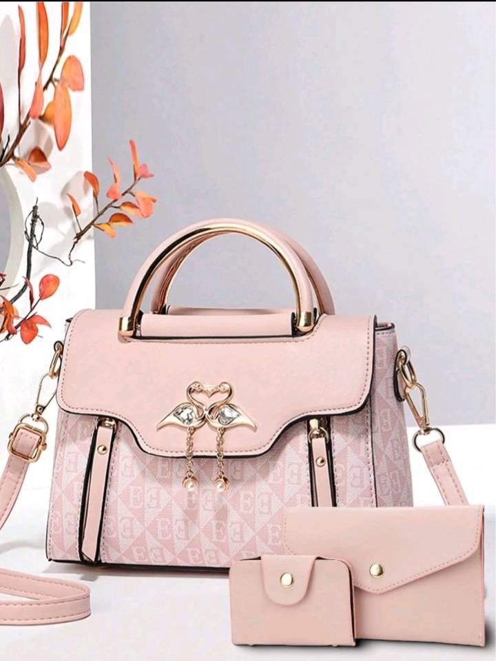 Sac à main à la mode breloque. Couleur rose taille unique 